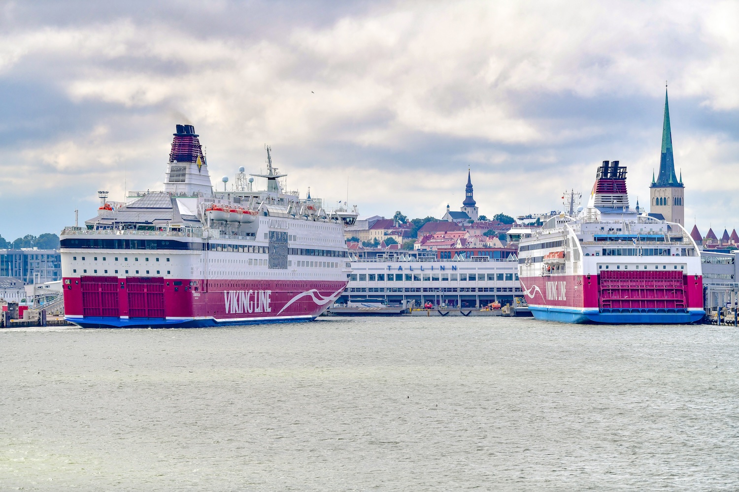 Viking Line teenindas tänavu suvel ligi 1,8 miljonit reisijat. Tallinna–Helsingi liinil reisis juunist augustini 732 000 reisijat, kasv oli 11 protsenti.
The po